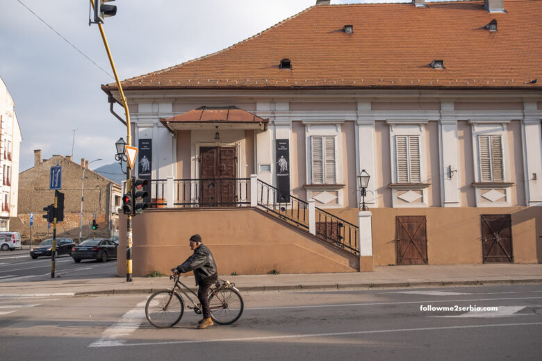 Городской музей Аптека на ступенях в городе Вршац